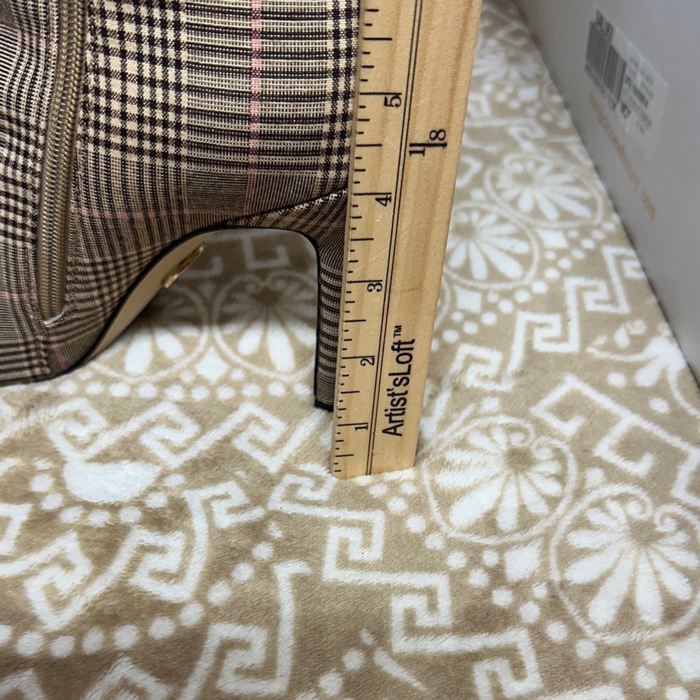 Things II Come Lacorei Plaid Knee-High Boots Featured on Runway - Picture 7 of 14